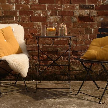 The Mews by Spires: Charming Stay with Complimentary Duck Burton-upon-Trent Exterior photo